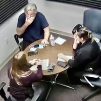 Nuevo video muestra la reacción de Alec Baldwin al enterarse de la muerte de Halyna Hutchins
