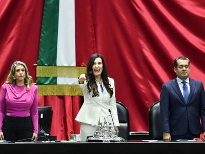 Kenia López rinde protesta como presidenta de San Lázaro: “Me comprometo a no quitar el micrófono”