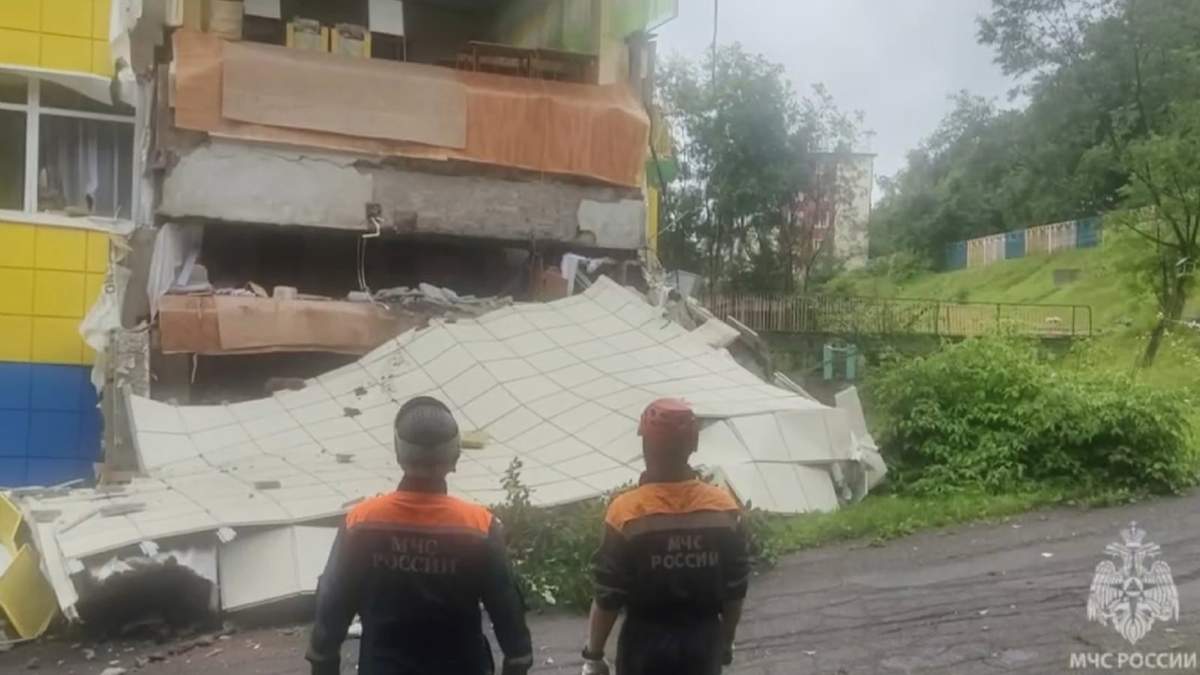Rescatistas inspeccionan un jardín de niños dañado por e sismo en Petropavlovsk-Kamchatsky, Rusia