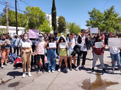 Alumnos denunciaron graves sucesos en un colegio de Neuquén