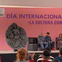 Se burlan de críticos de la 4T en un acto de Clara Brugada