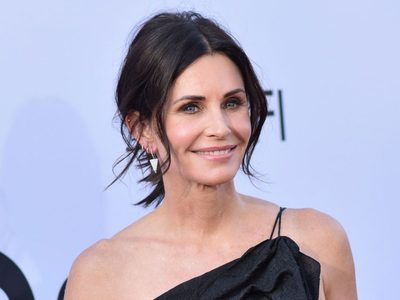 Courteney Cox sale a la calle con un estilo "Mónica Geller" y los fans de Friends se dan cuenta
