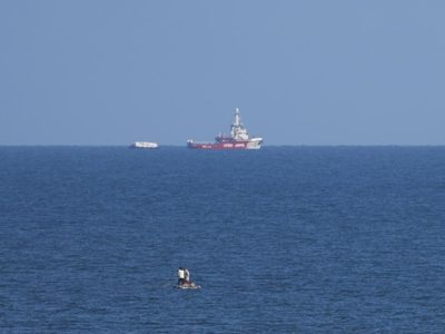 Primer barco humanitario se acerca a Gaza cargado con 200 toneladas de ayuda