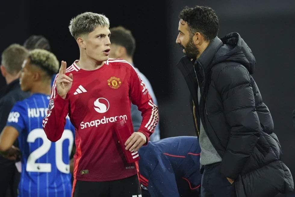 El entrenador del Manchester United, Rubén Amorim (derecha), conversa con Alejandro Garnacho durante el partido de la Premier League inglesa entre el Ipswich Town y el Manchester United en el estadio Portman Road de Ipswich, Inglaterra, el domingo 24 de noviembre de 2024.