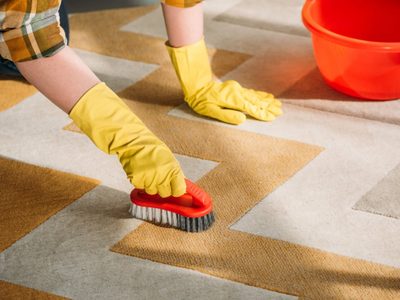 Así lo hacían las abuelas: el mejor método para limpiar las alfombras de casa sin dañarlas