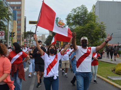 Al menos 16 manifestantes y cuatro policías heridos en el sur de Perú en protestas por la crisis política