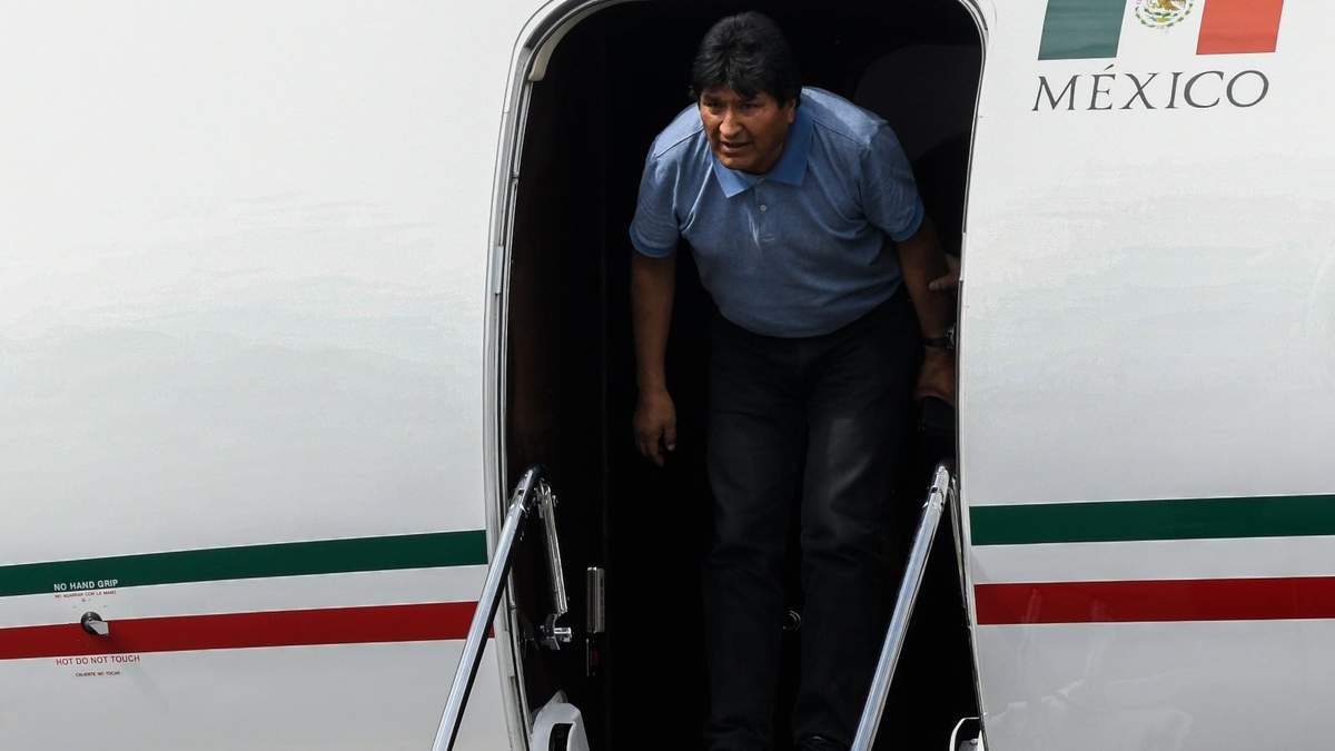 Evo Morales desciende del avión de la Fuerza Aérea Mexicana a su llegada al AICM