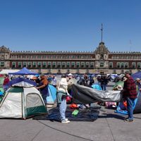 La CNTE retira su plantón del Zócalo y advierte que regresará en el Mundial 2026