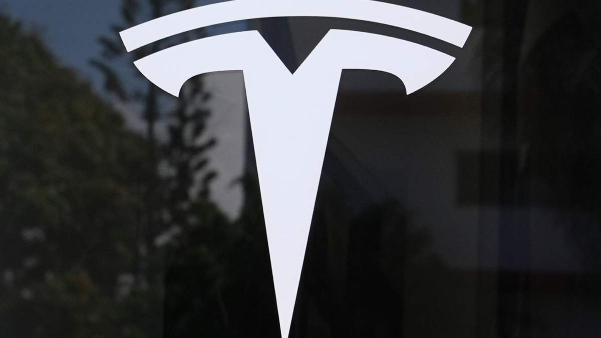 El logotipo de Tesla se exhibe en un concesionario Tesla el jueves 13 de marzo de 2025 en Miami