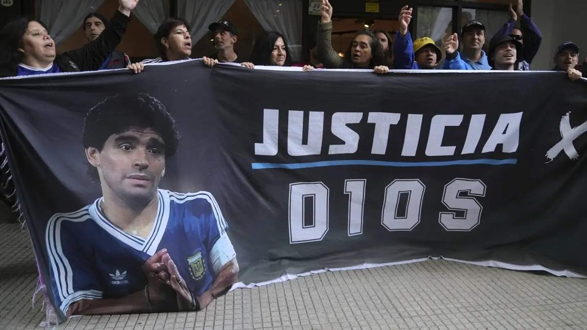 Médico forense revela que Maradona agonizó 12 horas antes de morir