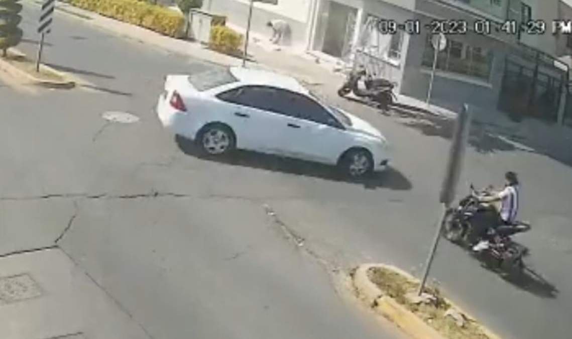 Fuerte choque de una motocicleta contra un auto en Ecatepec, Estado de México