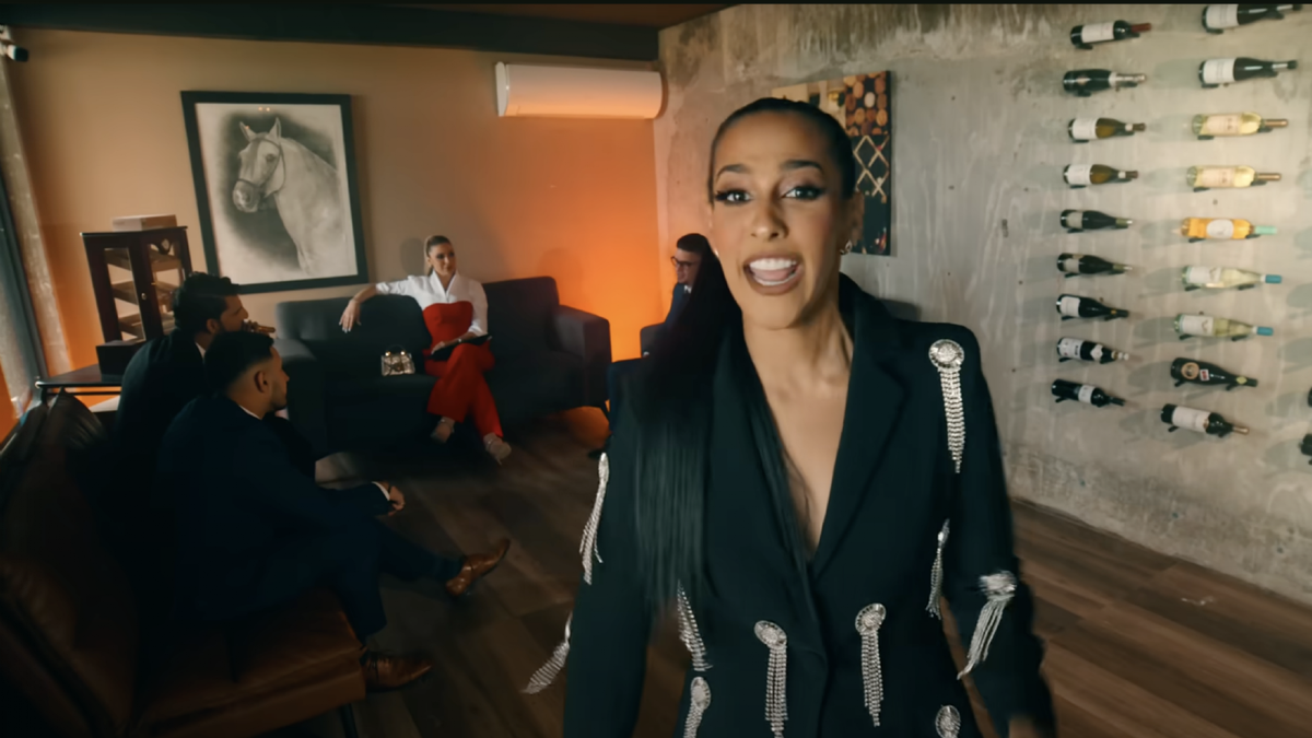 Mariel Colón en el video de "La Señora"