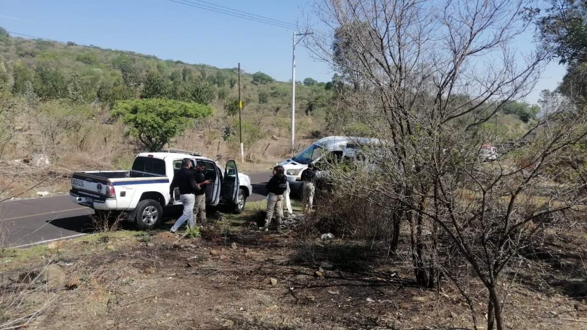 Personal de la Unidad de Servicios Periciales y Escena del Crimen en la zona donde fueron encontrados los cuerpos