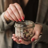 No tires las cáscaras de pistachos: creá este hermoso portavelas con un toque de brillo