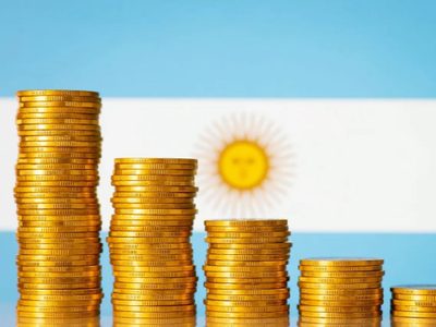 Una calificadora asegura que Argentina va por buen camino y mejoró la nota económica del país