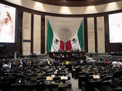 Diputados rinden homenaje al papa Francisco tras su fallecimiento