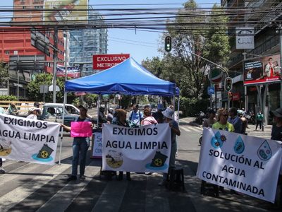 Afectados por agua contaminada exigen análisis certificados; mantendrán bloqueo en Insurgentes
