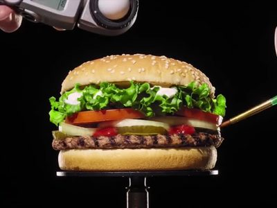 La extraña estrategia comercial de Burger King que invita a comer en la competencia