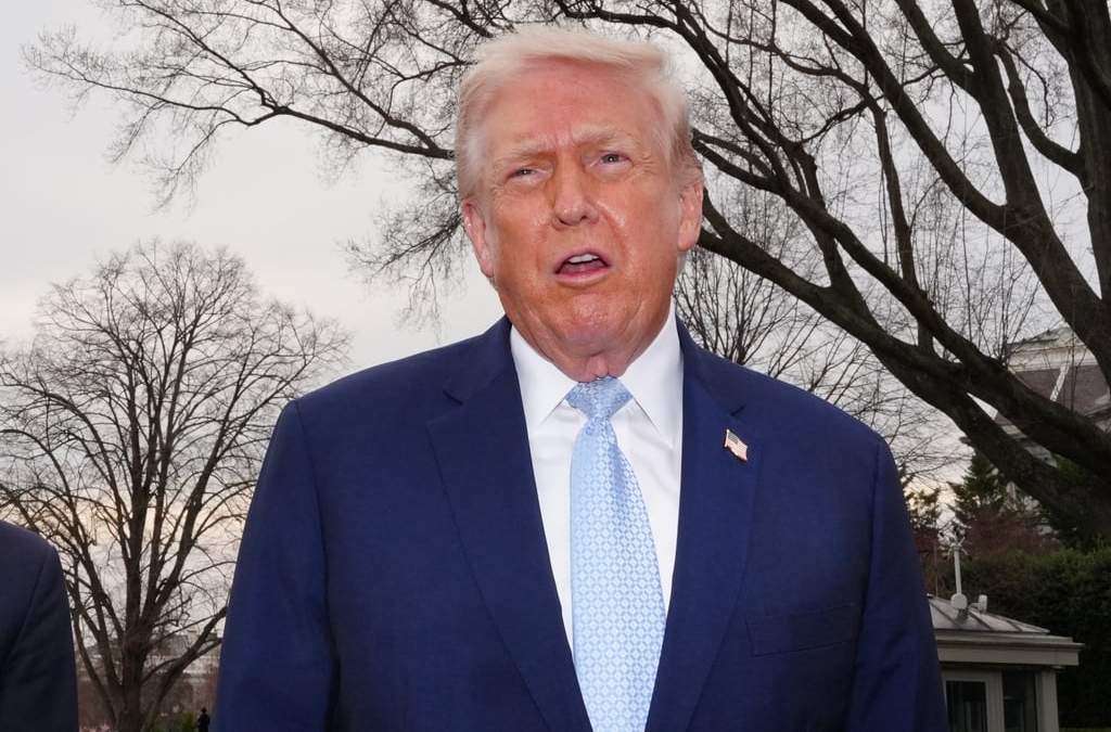 El presidente de Estados Unidos, Donald Trump, habla con reporteros antes de viajar en el Marine One desde el Jardín Sur de la Casa Blanca, el viernes 20 de marzo de 2026, en Washington