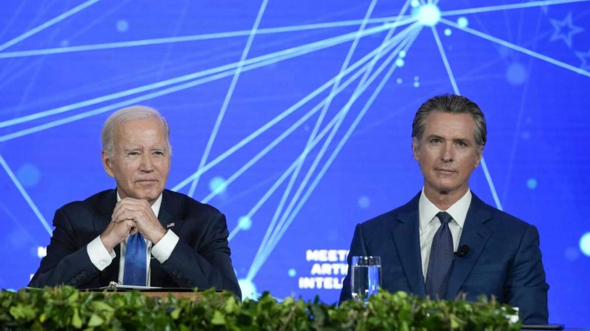 El presidente Joe Biden y el gobernador de California, Gavin Newsom, durante un foro sobre la gestión de los riesgos de la inteligencia artificial en San Francisco