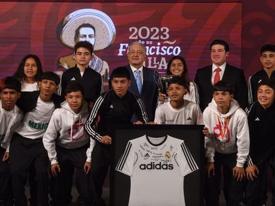 AMLO reconoce a campeones del World Challenge de la Fundación Real Madrid