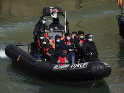 Francia y Reino Unido acuerdan un “proyecto piloto” de intercambio de migrantes