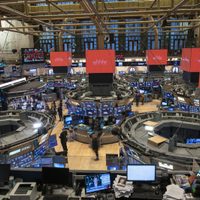 Tras el lunes negro, Wall Street da un respiro y se recupera