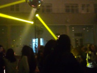 ¡Una burla! Terrible escrache a una funcionaria por estar "de fiesta" en plena cuarentena