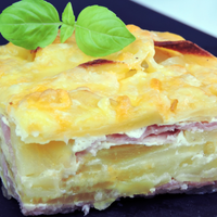 Con una tapa de tarta y esta idea exprés, hacé los bocaditos de papa, jamón y queso más deliciosos para tus picadas