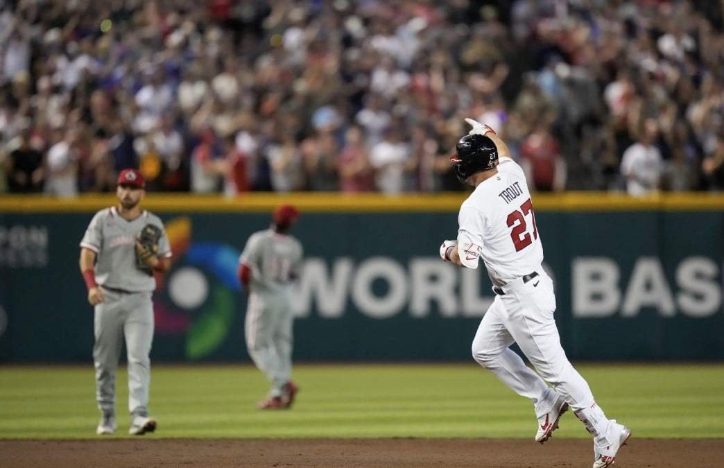 El pelotero estadunidense Mike Trout, a la derecha, recorre las bases tras pegar un jonrón de tres carreras contra Canadá en el primer inning de su juego de Clásico Mundial