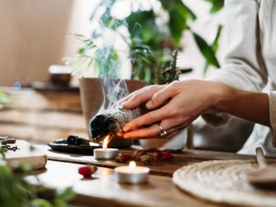 Ritual de abundancia: la planta que tenés que quemar para atraer el éxito y el dinero