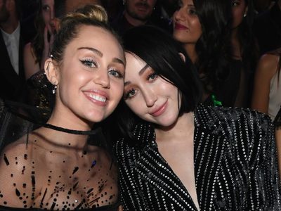 ¡Quebrada en llanto! La hermana de Miley Cyrus reveló lo "insoportable" que es vivir bajo su sombra