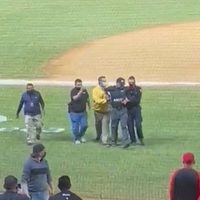 Detienen en pleno juego a un ampáyer tras hacer señas obscenas al público; estaría ebrio (Video)