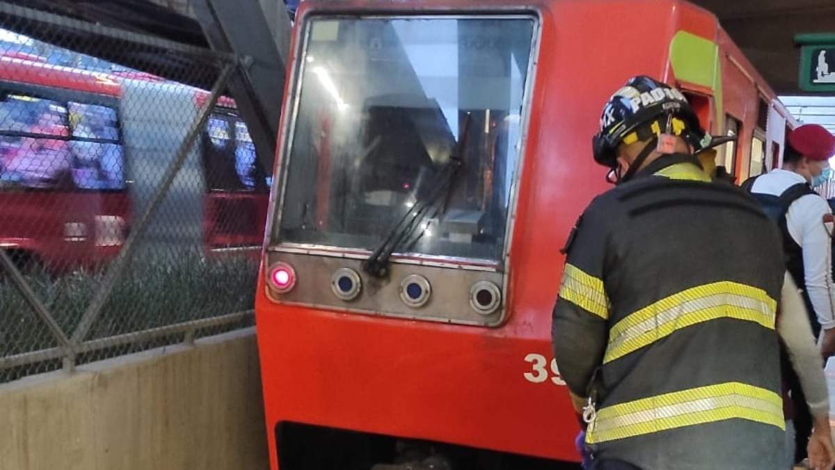 Un bombero en las tareas de recuperación del cuerpo