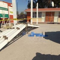 Muere niño de seis años al caerle una estructura metálica en escuela de Coahuila