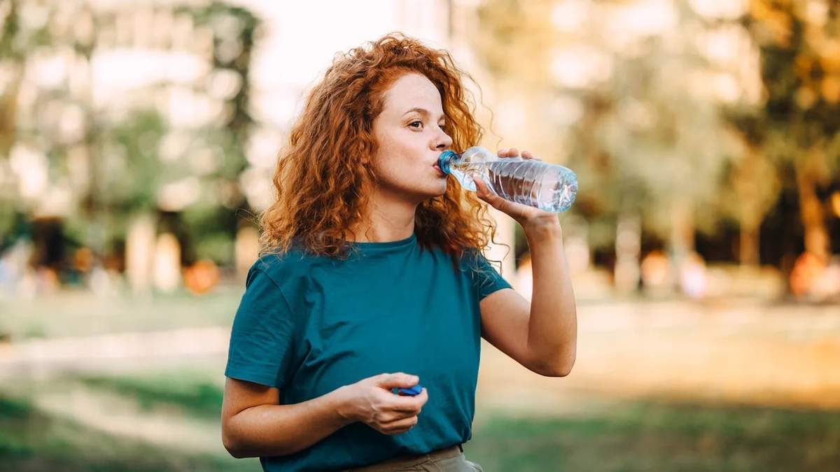 En promedio, una persona adulta tiene que tomar dos litros de agua por día.
