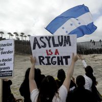 Piden asilo en EU, al menos 30 integrantes de la caravana migrante