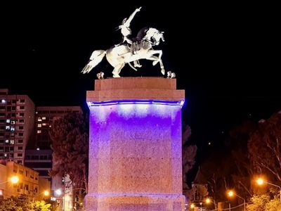 Luces magenta en espacios de la ciudad para conmemorar el Día Mundial contra la Trata de Personas
