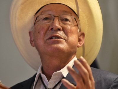 Ken Salazar se solidariza con periodistas en medio de la polémica con el Parlamento Europeo