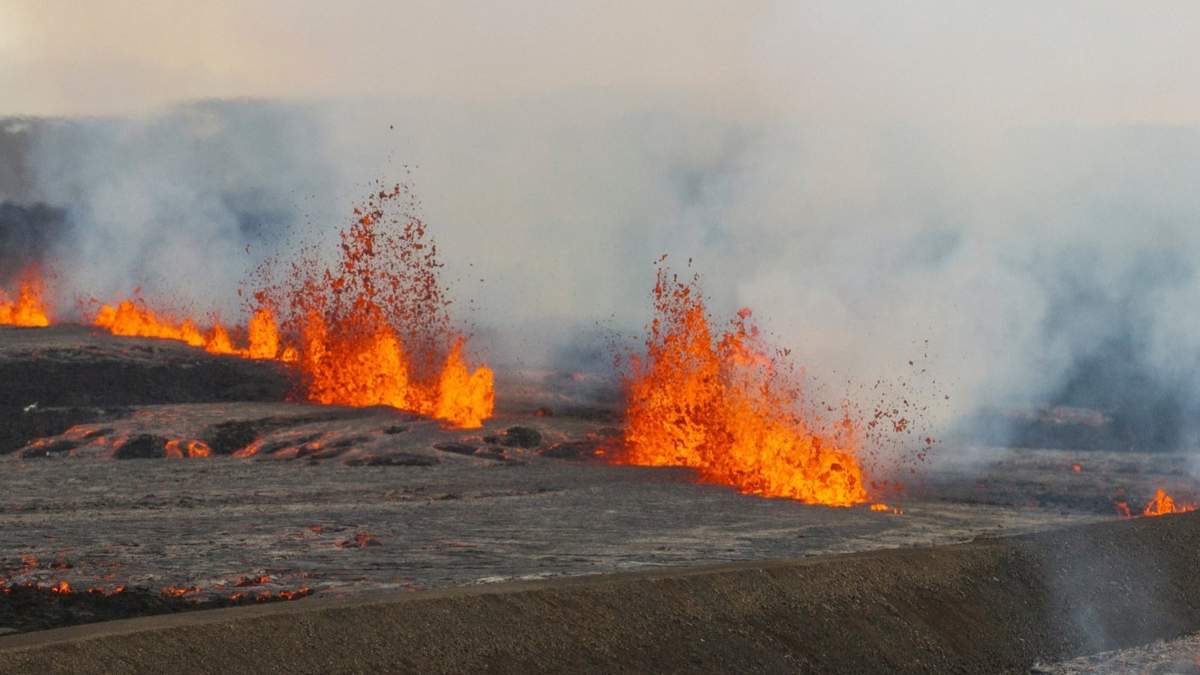 Una imagen de erupción volcánica cerca de la localidad de Grindavík, en la península de Reykjanes, Islandia, el martes 1 de abril