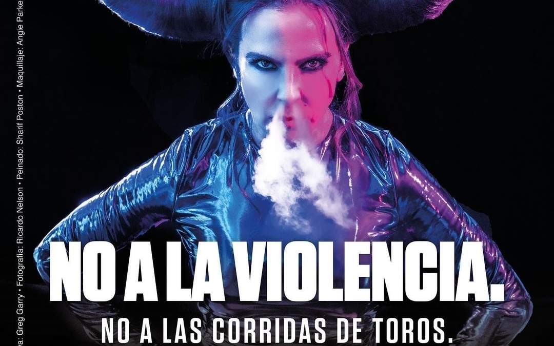 Kate del Castillo con traje de toro para protestar contra las corridas