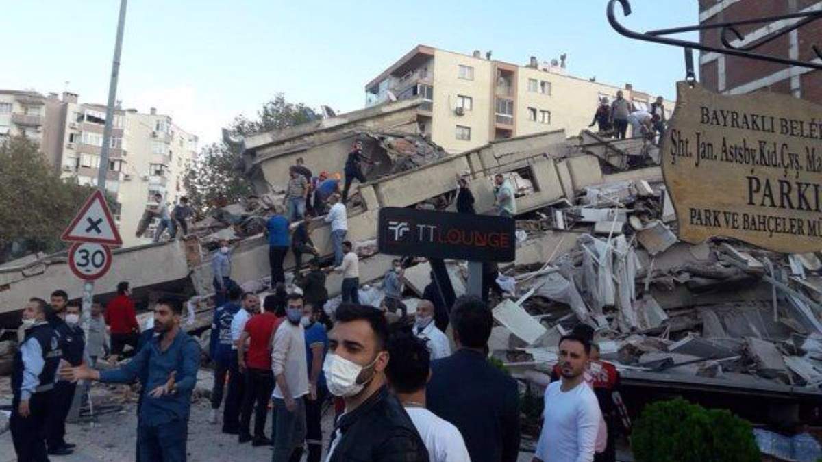 Un edificio destruido en Esmirna, Turquía