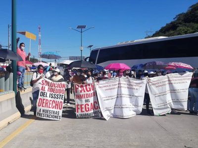 Trabajadores del ISSSTE en Guerrero bloquean carreteras; exigen se aclare adeudo de 13 mil mdp