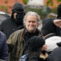Steve Bannon, el exasesor de Donald Trump, se entregó a las autoridades: de qué se lo acusa