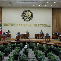 Ante señalamiento de populismo desde el INE, AMLO revira: "ellos son conservadores"
