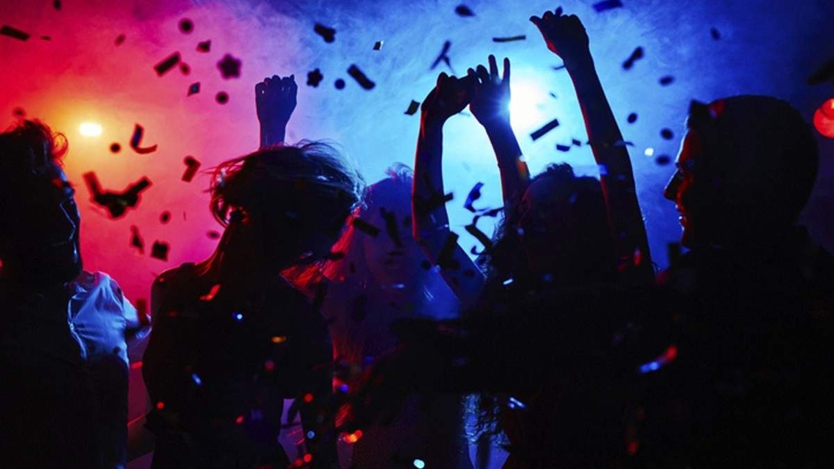 Personas celebrando una fiesta. Fuente: (Twitter)