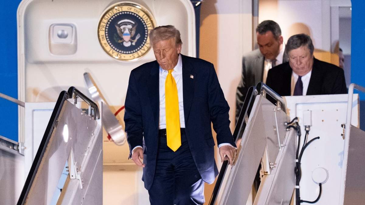 El presidente Donald Trump, seguido por el padre de la primera dama Melania Trump, Viktor Knavs, a la derecha, desembarcan del Air Force One a su llegada al Aeropuerto Internacional de Palm Beach, el viernes 7 de marzo de 2025, en West Palm Beach, Florida
