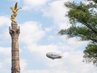 "Con dolor en el cielo": Protestan contra feminicidios con zeppelin en CDMX previo al 8M (Video)