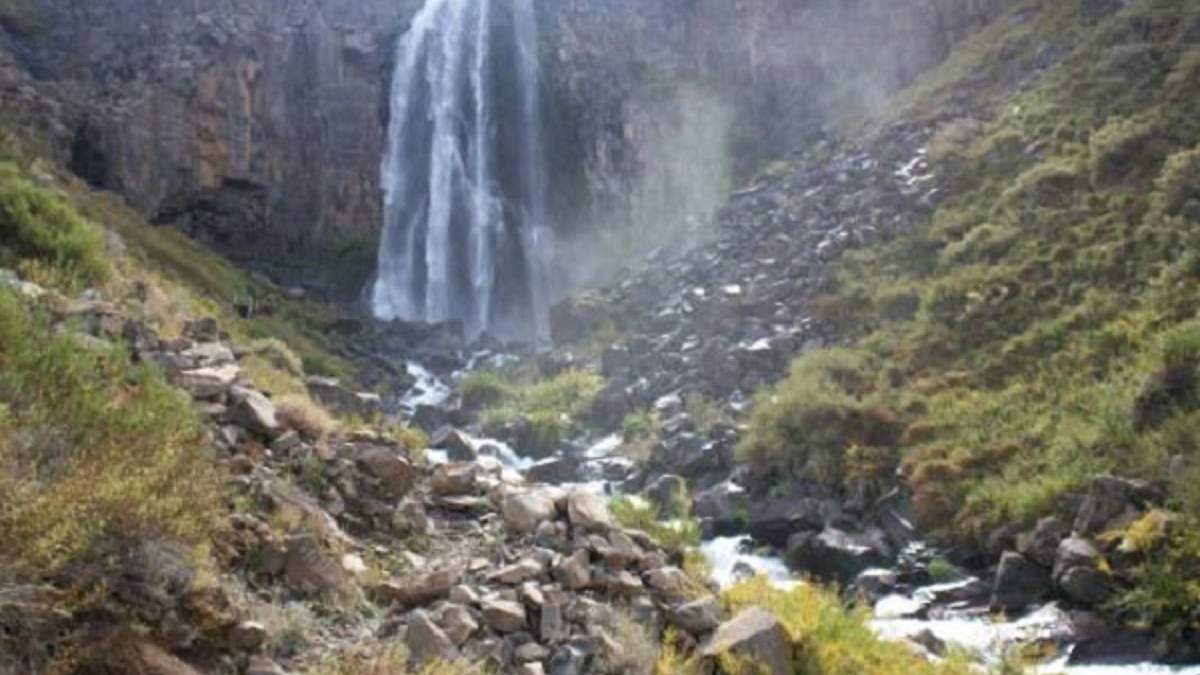 El bosque Llao Llao y la cascada La Fragua en Manzano Amargo. Fuente: (Facebook)