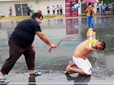 Exdelegado municipal se flagela en protesta por el "abandono" que vive Tabasco